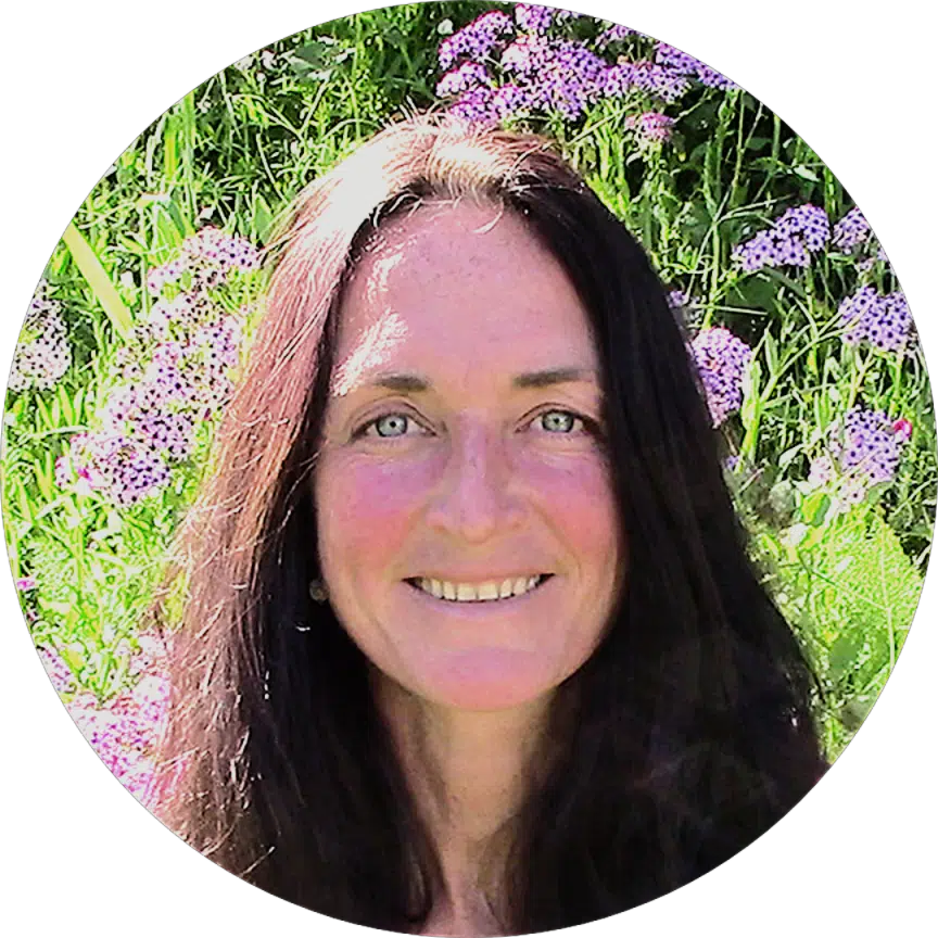 Marion Selzer Porträt rund vor violetten Blüten und grünem Gras