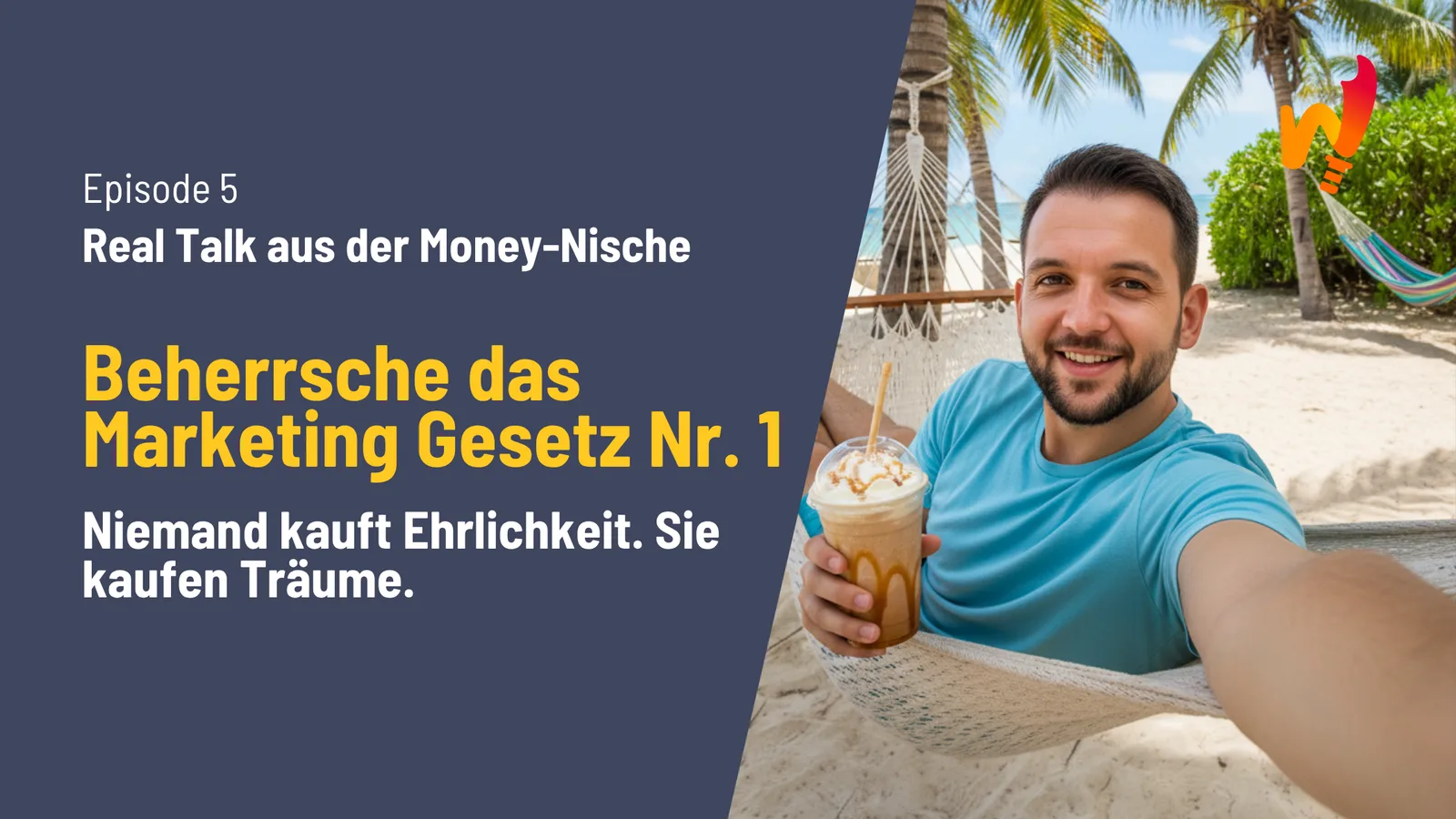 Mann im blauen Shirt am Strand mit Getränk sitzt auf Holzterrasse mit Palmen und Meer im Hintergrund