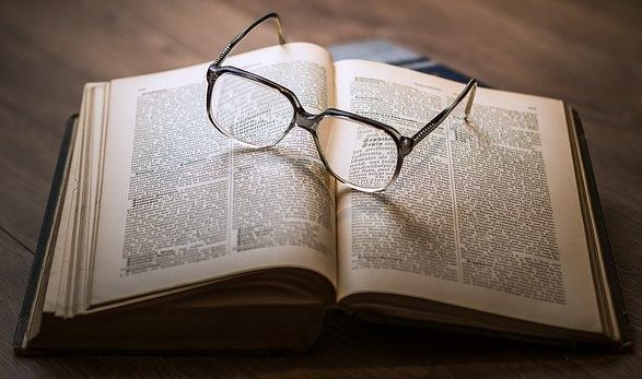 Das Autoimmunkongress Wissenspaket – Videokurs zu Autoimmunthemen 11 Offenes Buch mit Lesebrille, wissenschaftliche Literatur