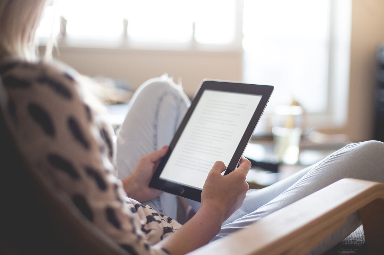 Das Autoimmunkongress Wissenspaket – Videokurs zu Autoimmunthemen 6 Person mit E-Reader im Bett liegend, Digital Reading