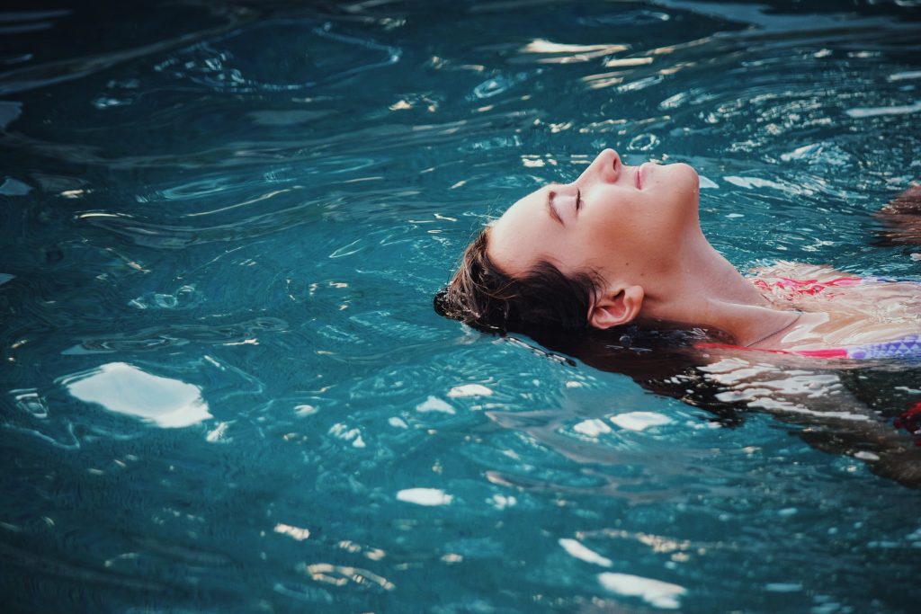 Das bewährte 7 Konten-Modell für Unternehmerinnen – Finanz-E-Book 9 Frau entspannt im Wasser schwimmend, Entspannung und Wohlbefinden