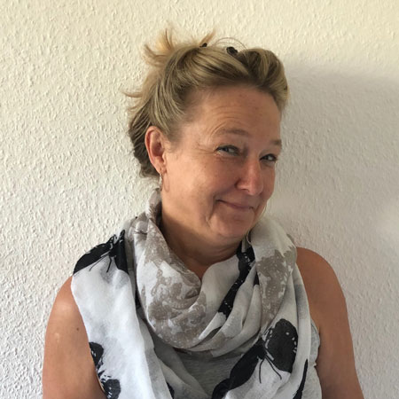 Das Chakren Booster Programm mit 1:1 Begleitung 7 Porträt einer Frau mit blondem Haar und Tuch um den Hals vor weißem Hintergrund