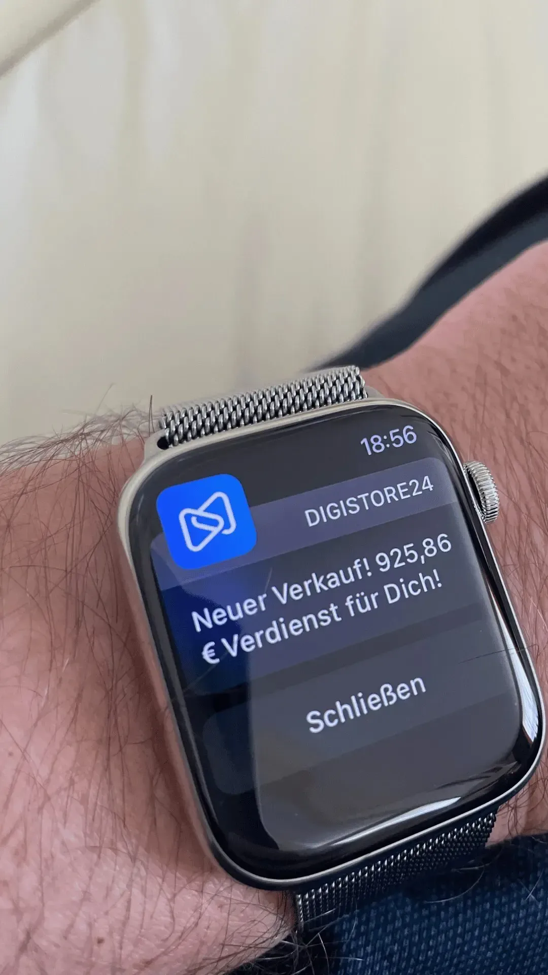 Apple Watch Notification von Digistore24, zeigt neuen Verkauf mit 925,86 Euro Verdienst