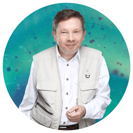 Porträt von Eckhart Tolle, Autor des Videokurses Das Erwachen, vor türkisem Hintergrund