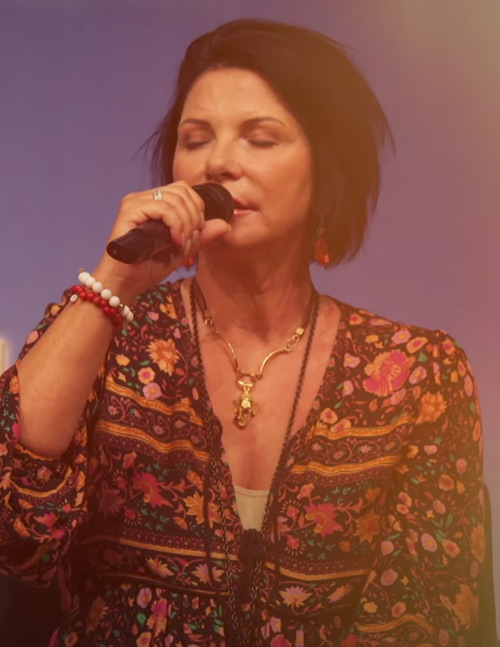 Sabine mit Gitarre, Autorin von Das Geheimnis der Liebe