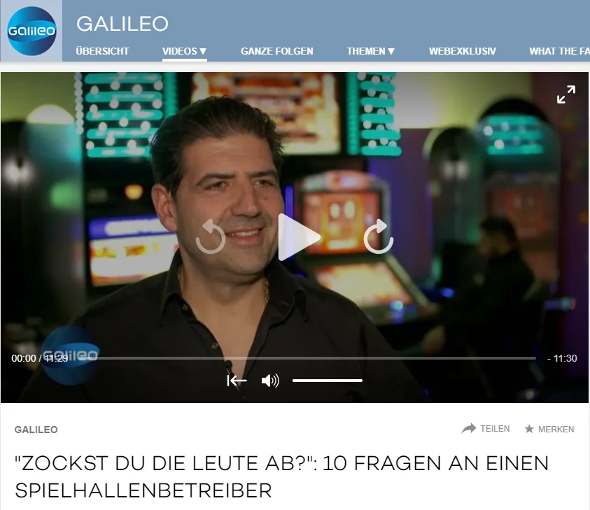 Videostandbild aus Galileo-Episode mit Mann vor Spielautomaten zum Thema Spielhallenbetreiber