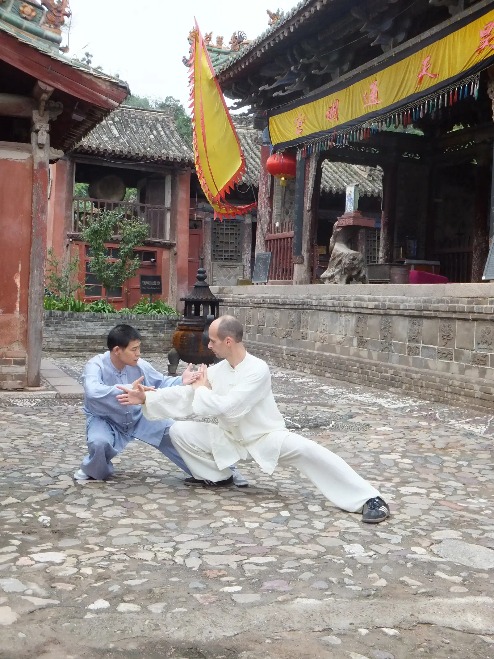 Tobias Puntke mit chinesischem Meister beim Push Hands Training im Tempel