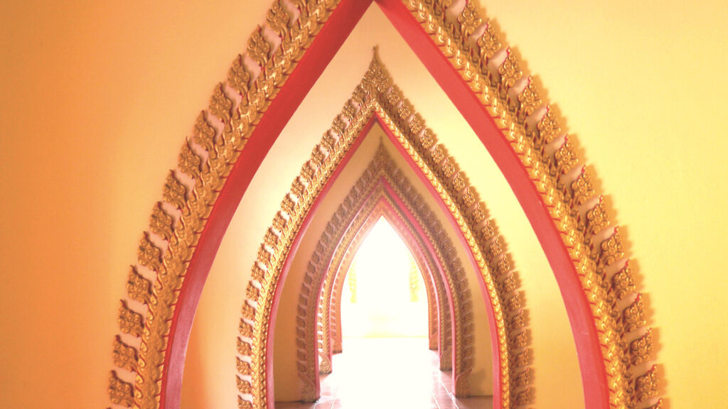 Verziertes Tor mit roten und goldenen Rahmen und hellem Licht dahinter, symbolisiert Eingang zu den 5 Elementen