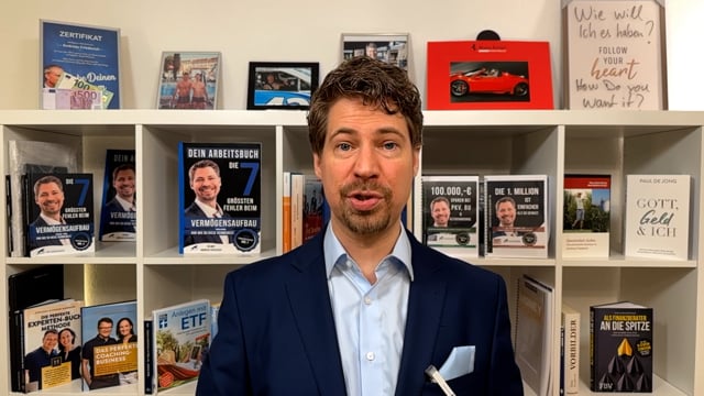 Das Komplett-Paket zu Deiner finanziellen Freiheit 3 Helmut Andreas Friederich spricht in Büroraum mit Bücherregalen im Hintergrund