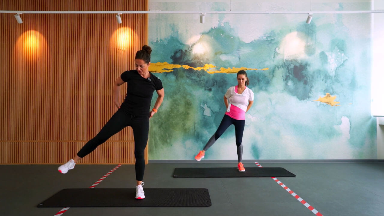 Das Komplettpaket – Kurse zu Geburt und Rückbildung 6 Zwei Frauen beim Lauftraining im Studio mit Bemalung, eine schwanger, eine nicht