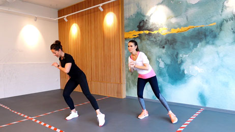 Das Komplettpaket – Kurse zu Geburt und Rückbildung 7 Zwei Trainerinnen beim Fitness-Training im Studio mit abstraktem Hintergrund
