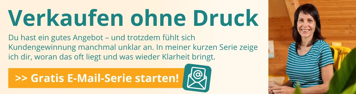 Das perfekte Verkaufsgespräch – Vertriebstraining als Videokurs 3 Banner: Frau in Streifenshirt lächelnd am Laptop, Verkauf ohne Druck E-Mail-Serie