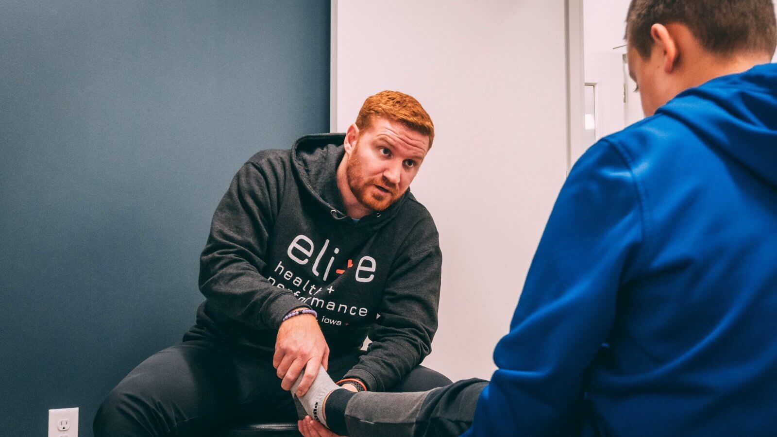 Trainer im Gespräch mit Teilnehmer beim Coaching Session