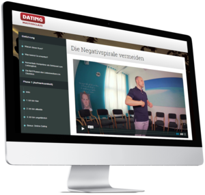 Mockup: Online-Kurs auf Desktop-Monitor mit Schulungsvideo
