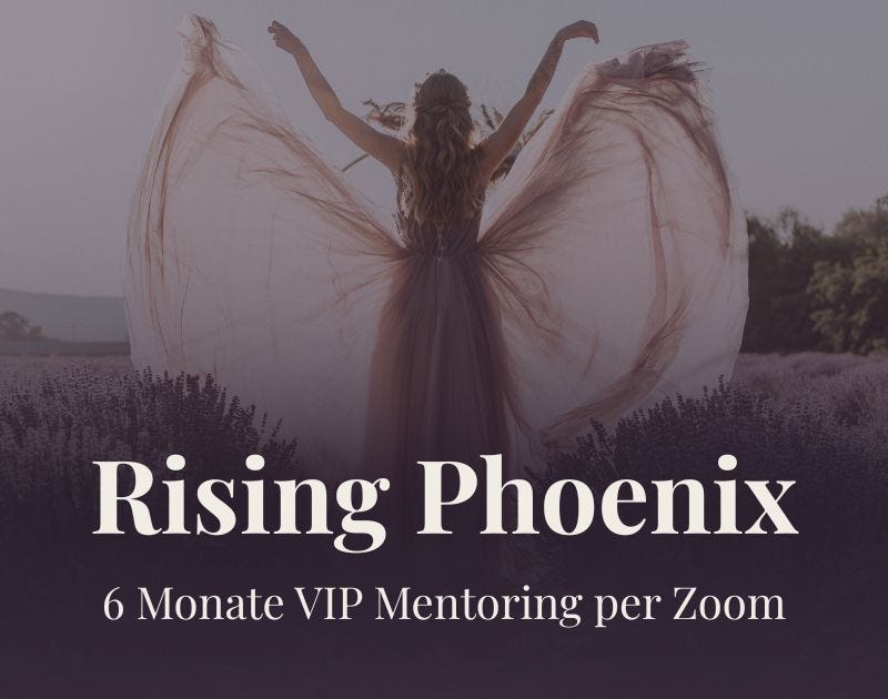 Frau mit fließenden Tüchern als Flügel in Lavendelfeld, Rising Phoenix Mentoring
