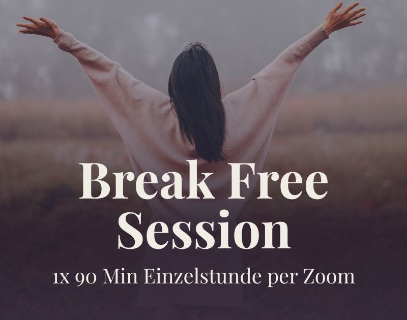 Frau mit ausgebreiteten Armen in nebeliger Landschaft, Break Free Session