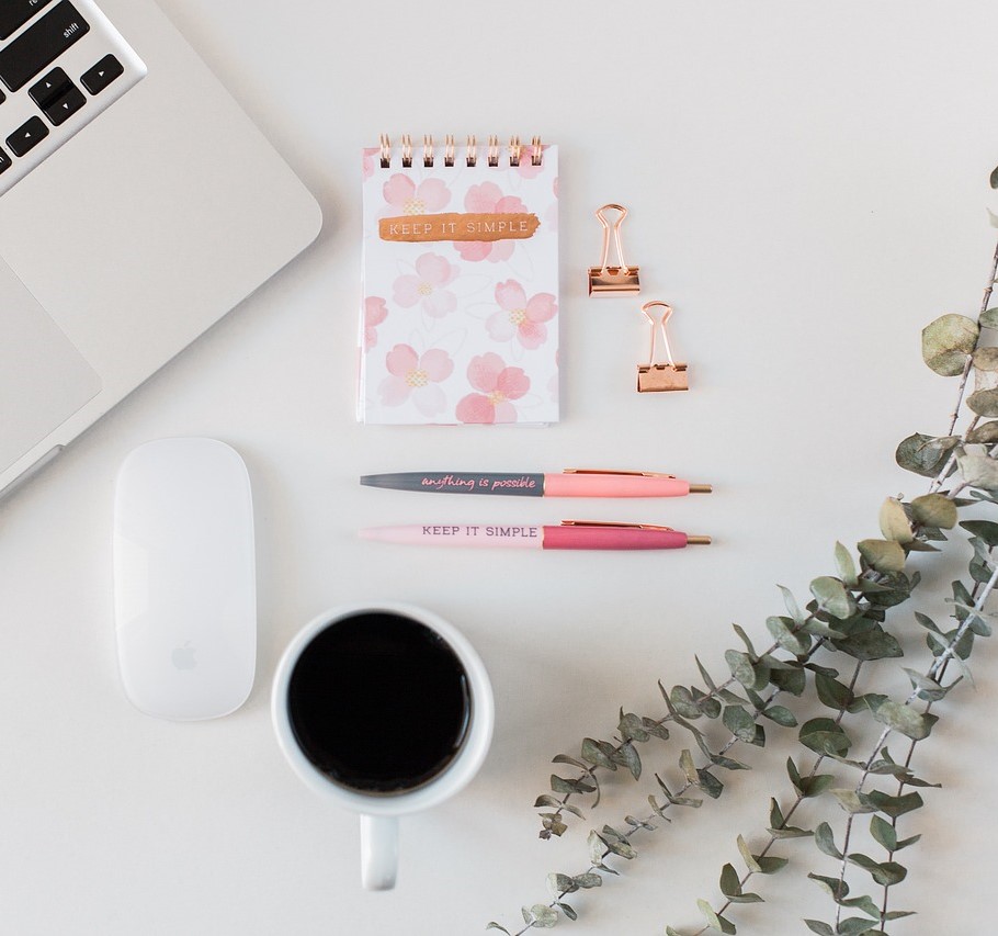 Workspace-Flat-Lay mit Laptop, Notizbuch Keep it Simple, Pens und Kaffee