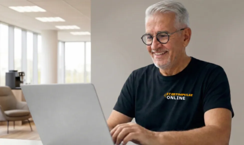 Dein Buch als Kundenmagnet – Marketing-Videokurs für Autoren 3 Mann mit Brille am Laptop im hellen Büro, schwarzes Shirt mit StartImpulse Online Logo