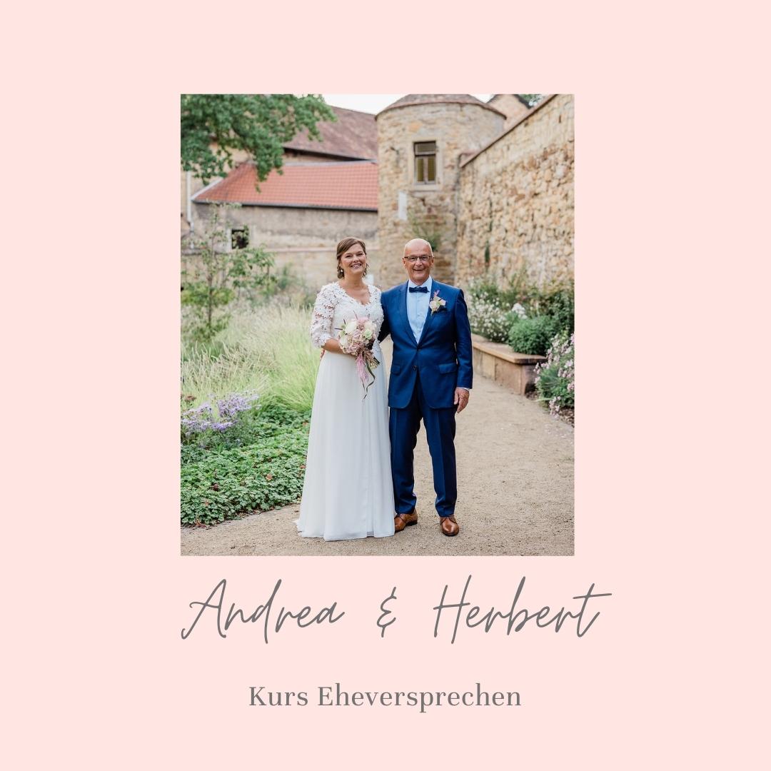 Hochzeitspaar Andrea und Herbert im Schloss Hof mit Schriftzug "Kurs Eheverspechen"