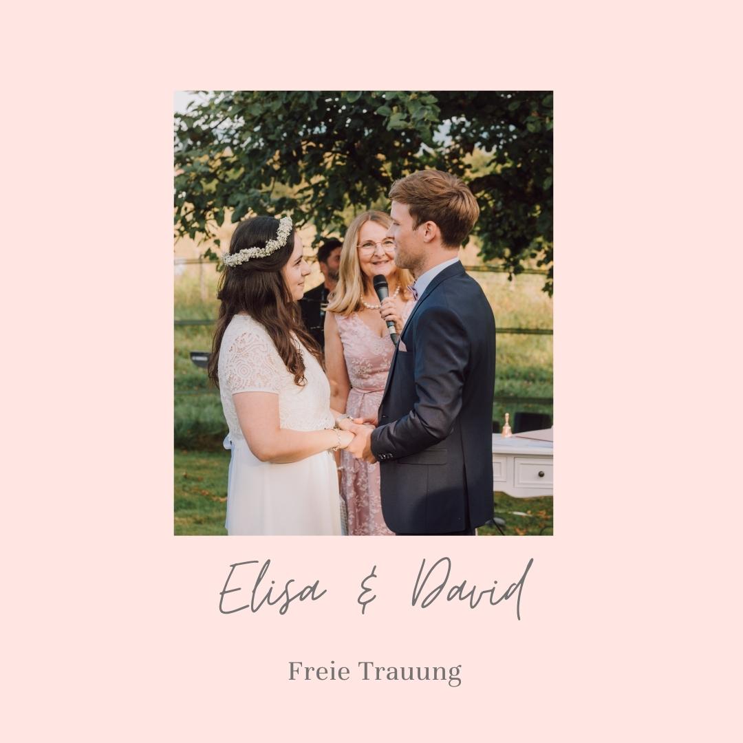 Brautpaar Elisa und David mit Traurednerin im Freien mit Schriftzug "Freie Trauung"