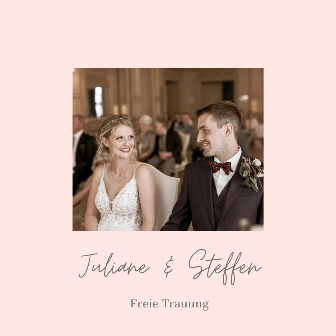 Hochzeitspaar Juliane und Steffen in Kirche mit Schriftzug "Freie Trauung"