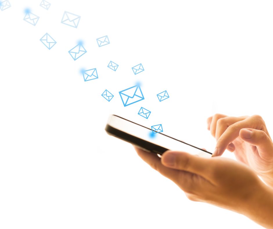 Hand hält Smartphone mit animierten blauen Briefumschlag-Icons, die fliegen