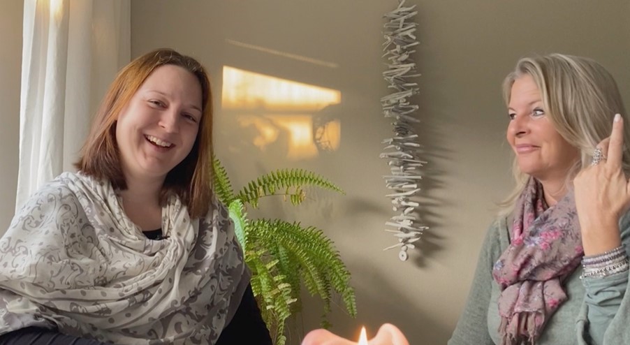 Testimonial-Video mit zwei Frauen im Gespräch, Jenny berichtet von Dein Seelenweg
