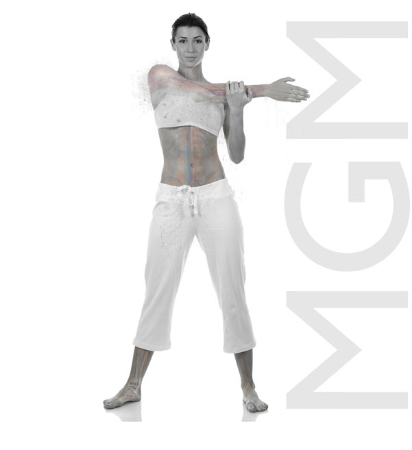 Der 10 Wochen Online-Fitnesskurs – Mein Gesundheitsmanager 5 Frau in weißer Sportbekleidung mit anatomischen Markierungen zur Schmerzlinderung, Logo mit Pfeilen