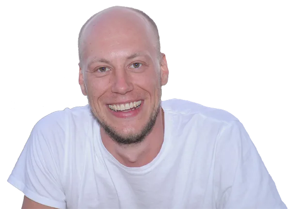 Porträt Jan Kuonen, lächelnder Mann mit Bart im weißen T-Shirt