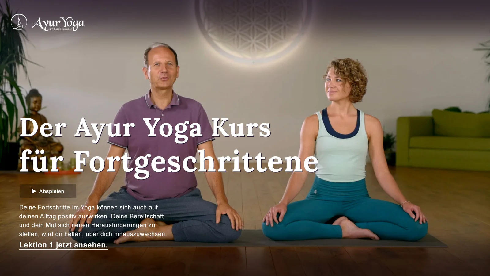 Hero-Image zum Ayur Yoga Kurs mit Play-Button und Call-to-Action Lektion 1