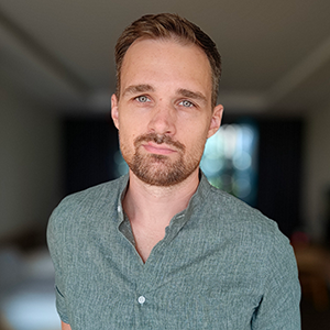 Johannes Link Portrait, Mann mit braunem Haar und Bart in grauem Hemd