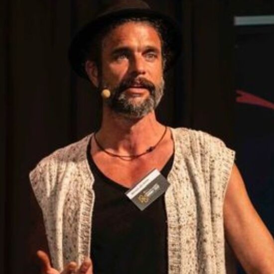 Porträtfoto von Michael Billmann, Mann mit Bart bei Vortrag oder Event