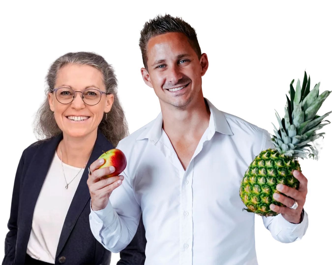 Patrick und Joanne von FRUCTOPEDIA halten Apfel und Ananas, Portrait vor weißem Hintergrund