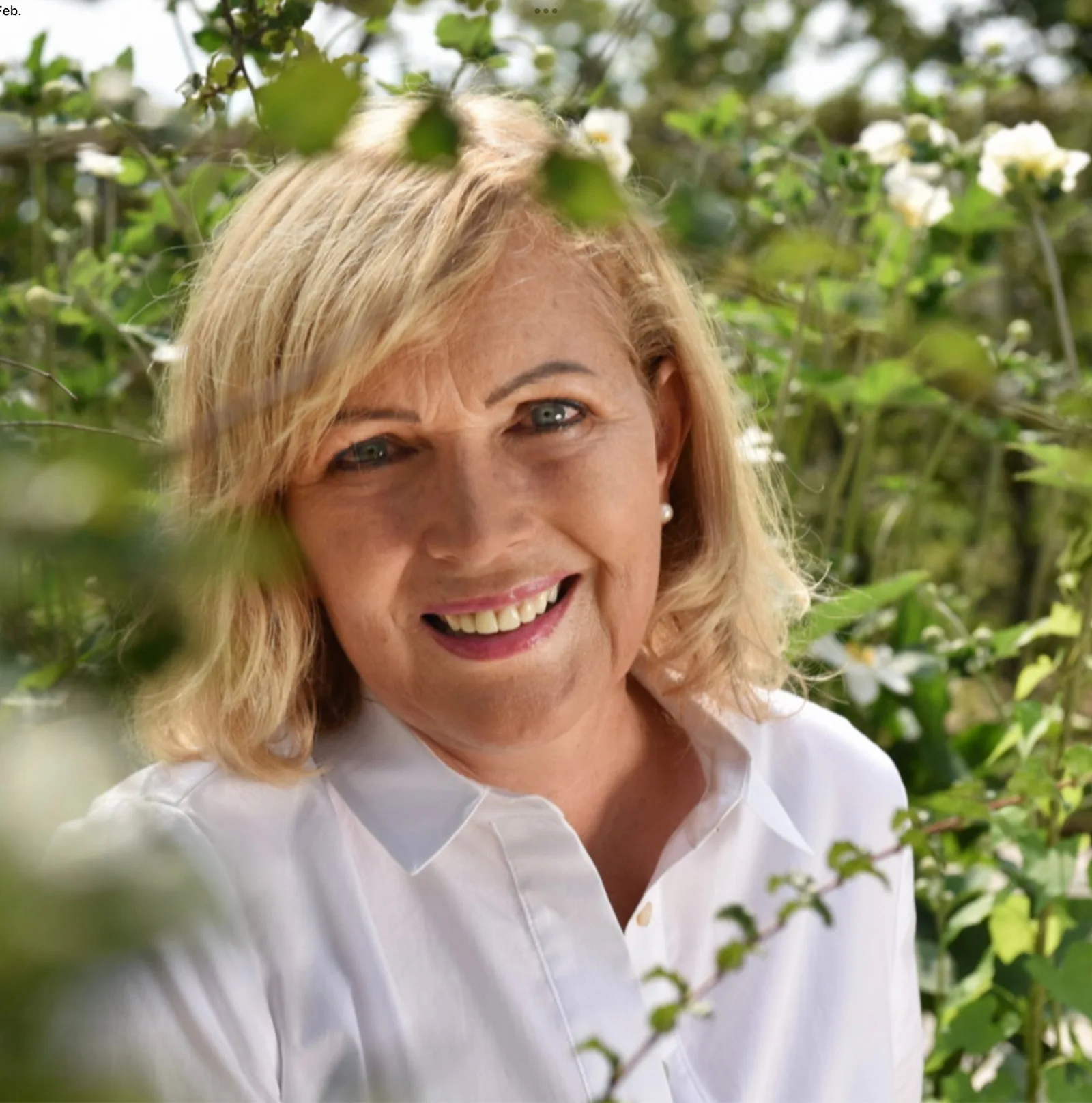 Der Gartenkongress – Gärtnern und Ernten im Herbst 5 Porträt einer Frau mit blondem Haar in weißer Bluse vor Hortensienblüten und grünem Laub
