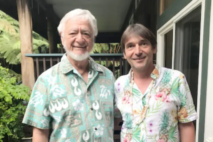 Ulrich Duprée mit älterem Mann in Hawaiihemden auf Veranda