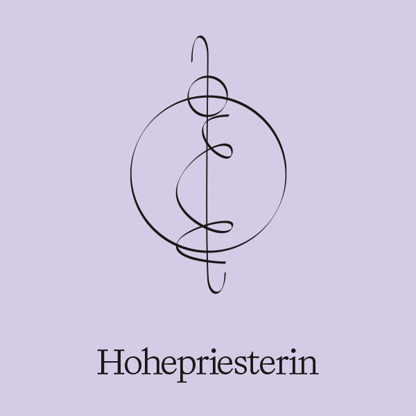 Der Herrscher – Archetypen-Videokurs von Anne Fierhauser 11 Tarot-Karte Hohepriesterin mit geometrischen Symbolen auf violettem Hintergrund