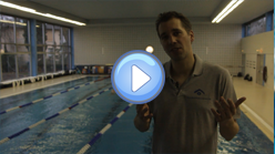 Jens Schüren im Schwimmbad vor Kraulbahn, Play-Button überlagert
