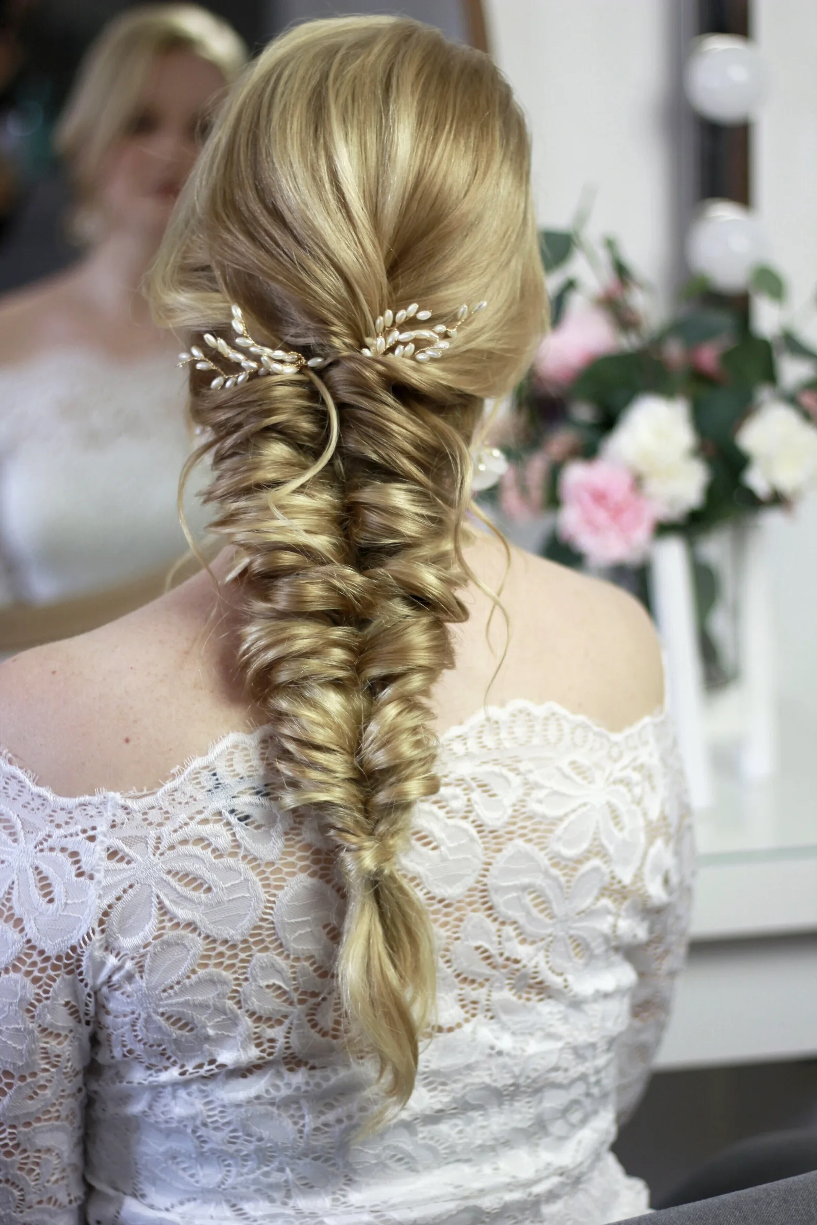 Der Meerjungfrauenzopf – das Videotraining von Laurie Ibsen 5 Hochsteckfrisur mit Meerjungfrauenzopf und Perlenspange, blonde Haare