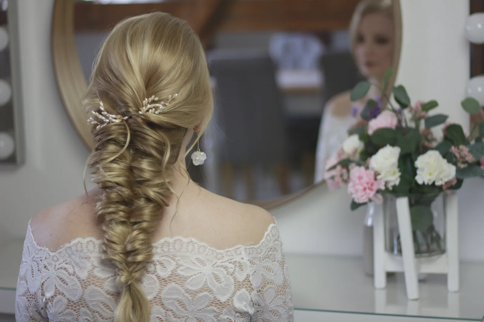 Der Meerjungfrauenzopf – das Videotraining von Laurie Ibsen 7 Meerjungfrauenzopf von hinten, blonde Haare mit Perlenspange