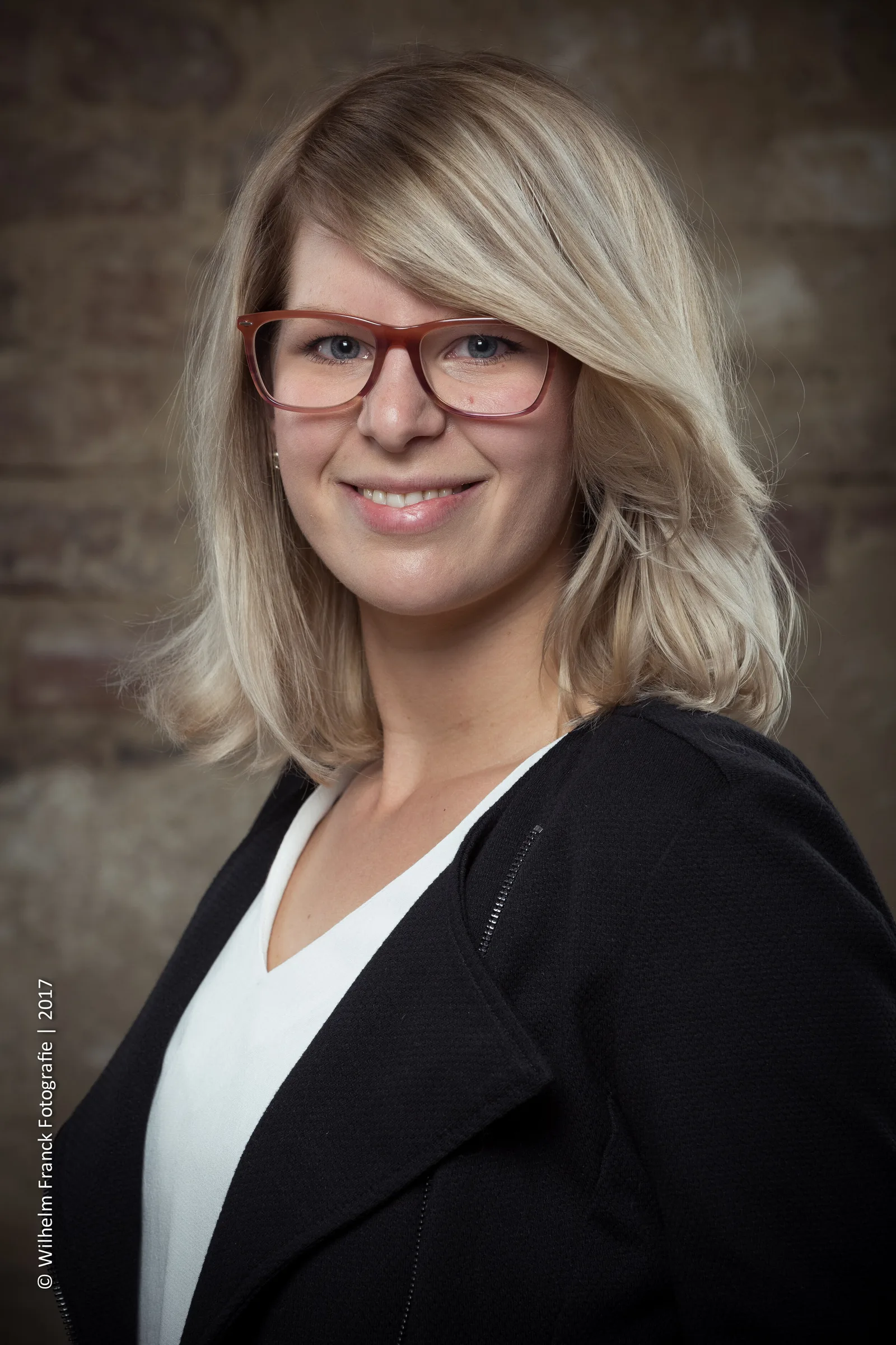 Der Meerjungfrauenzopf – das Videotraining von Laurie Ibsen 8 Porträt Frau mit Brille und blondem Haar, beruflich