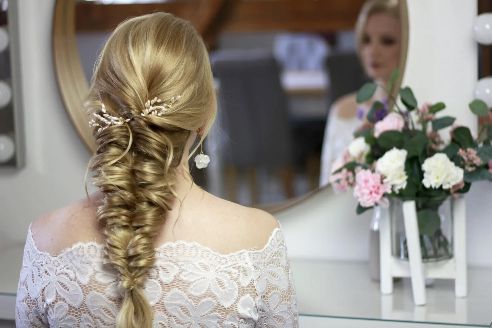 Der Meerjungfrauenzopf – das Videotraining von Laurie Ibsen 3 Hochsteckfrisur mit Meerjungfrauenzopf von hinten, blonde Haare mit Perlenspange