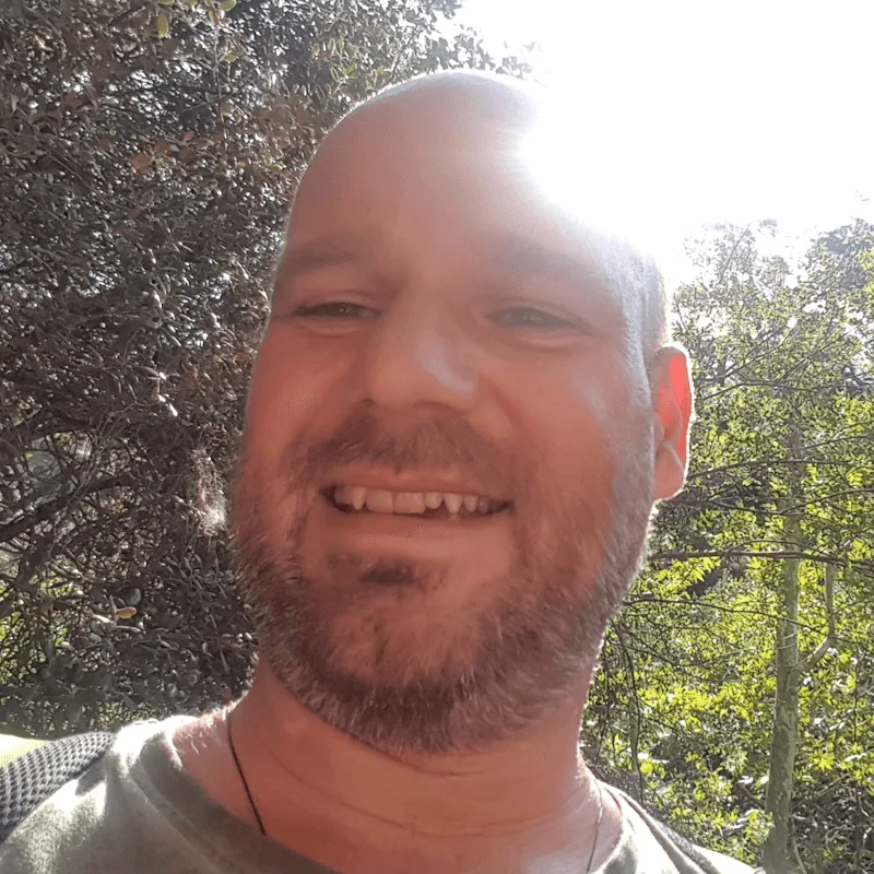 Der neue HerzMensch – Videokurs zur Herzverbindung von Jens Tell 7 Porträt von Mann mit Bart im Gegenlicht unter Baumkrone, leuchtender Effekt