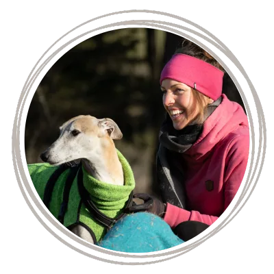 Der perfekte Rückruf – Hundetraining-Workshop von Jennifer Lang 9 Trainerin mit Hund beim gemeinsamen Training in kalter Jahreszeit