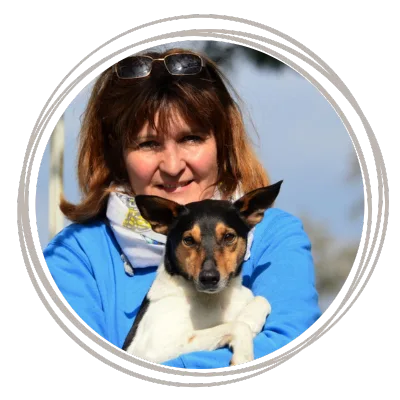 Der perfekte Rückruf – Hundetraining-Workshop von Jennifer Lang 10 Porträt Hundeerzieherin mit braun-weißem Hund vor blauem Hintergrund