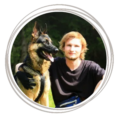 Der perfekte Rückruf – Hundetraining-Workshop von Jennifer Lang 11 Junger Mann mit großem braunem Hund beim Outdoor Training