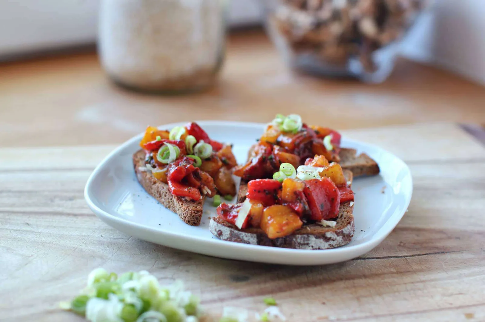 Bruschetta mit Tomaten-Gemüse-Mix und grünem Lauch auf Vollkornbrot