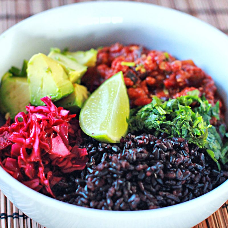 Buddha Bowl mit schwarzem Reis, Avocado, Roter Bete und Limette