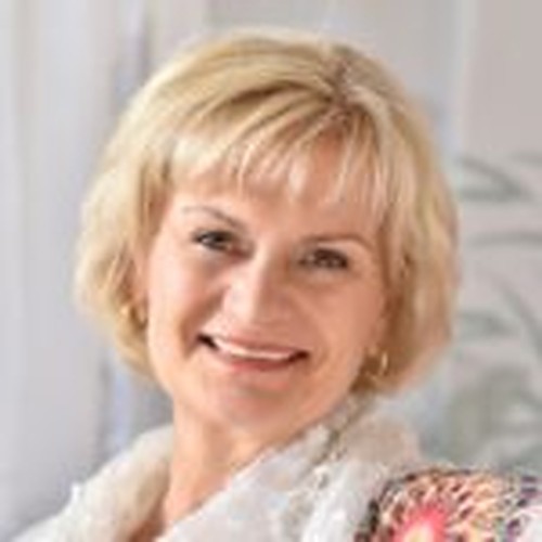 Iris Baumann, blonde Frau mittleren Alters, Porträtfoto