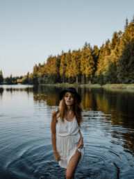 Frau am See zwischen Bäumen, DGX Outdoor Laura Preset, helles Tageslicht