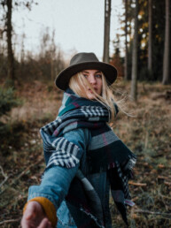 Frau mit Hut und Schal im Wald, DGX Outdoor Nathalie Preset, Herbsttöne
